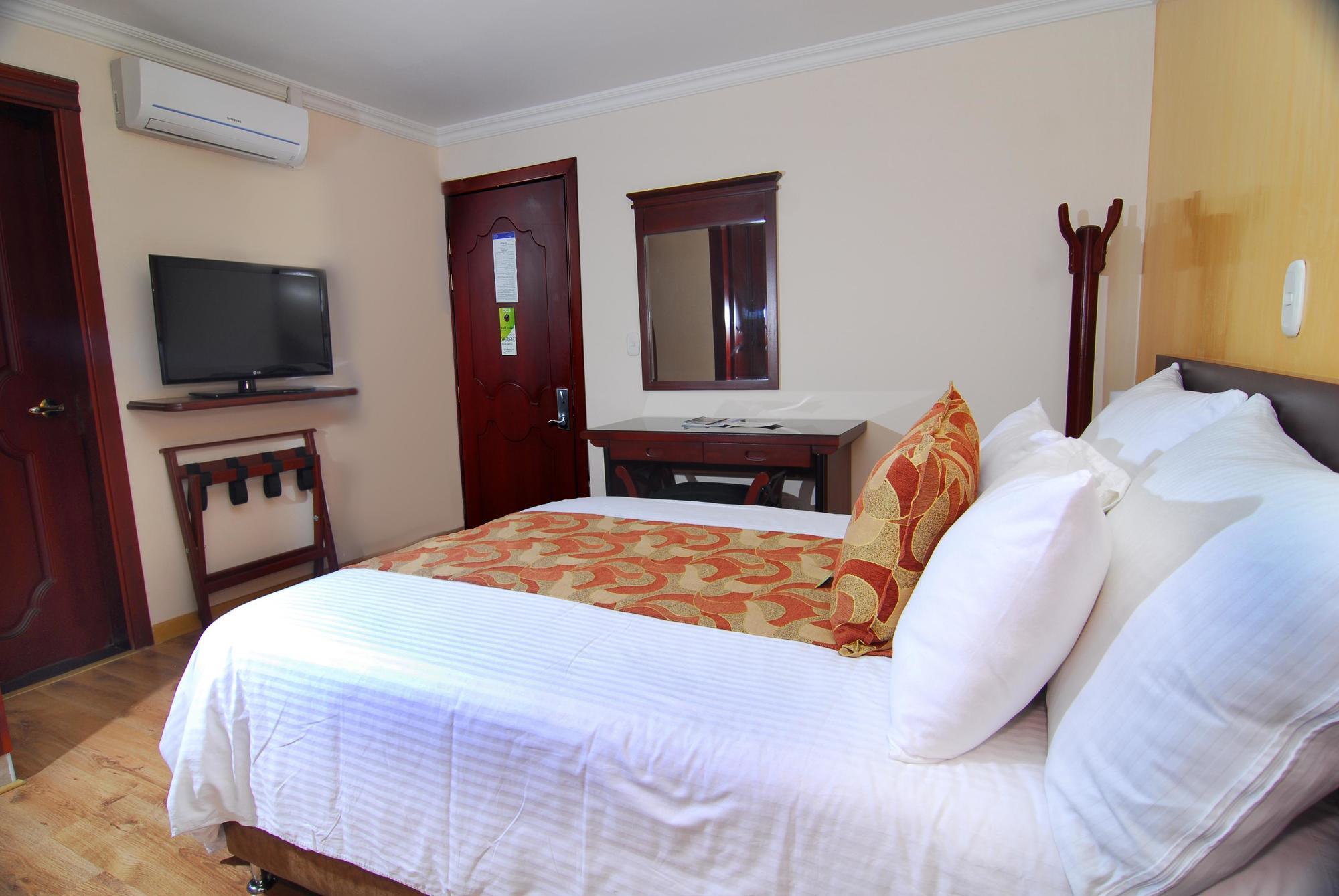 Luxor Plaza Hotel Pereira Bagian luar foto