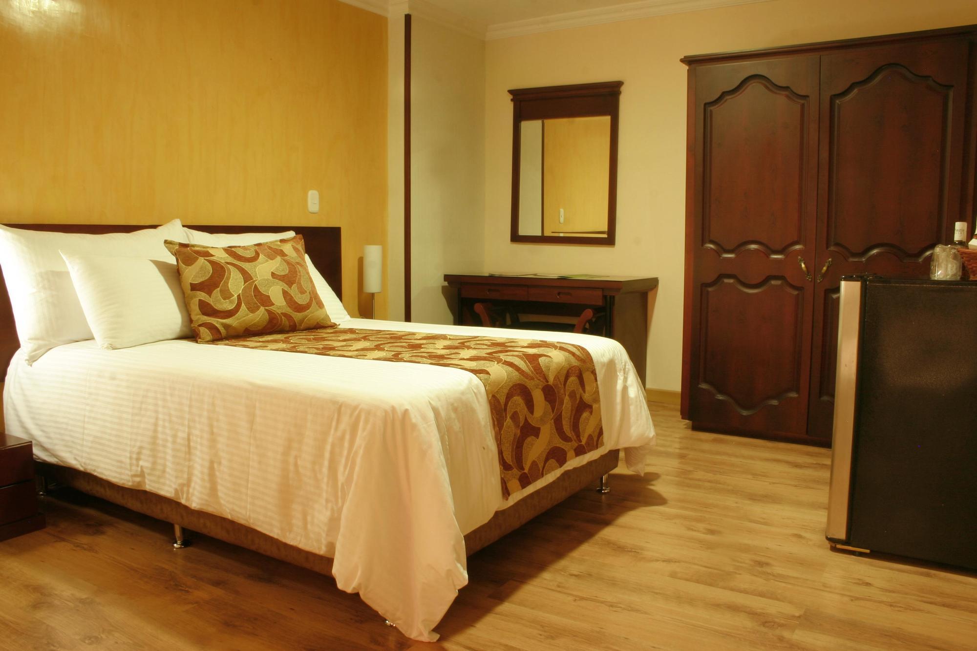 Luxor Plaza Hotel Pereira Bagian luar foto