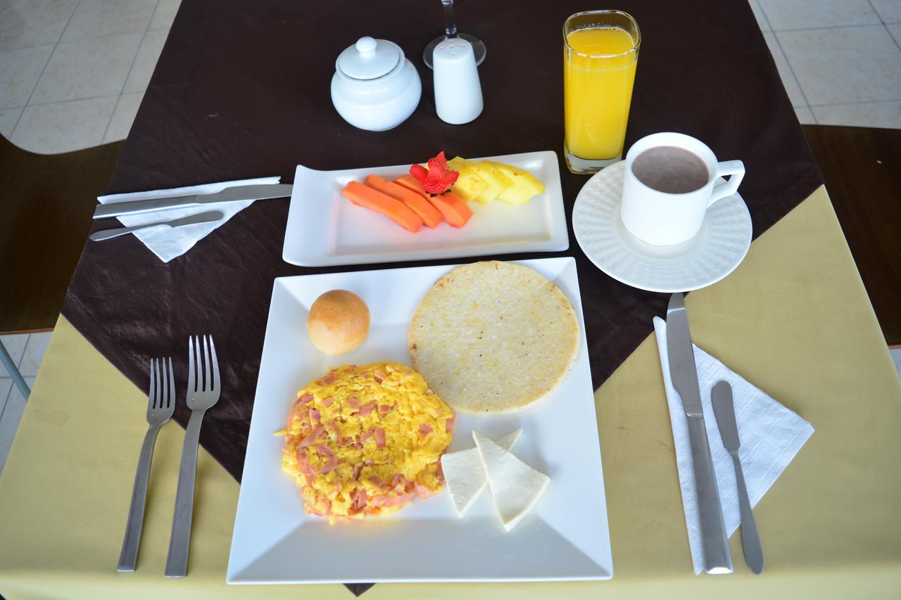 Luxor Plaza Hotel Pereira Bagian luar foto